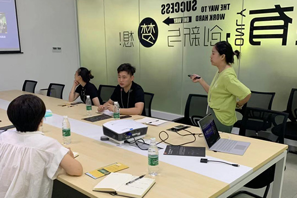 參觀學習(xí)“蒲公英孵化器(qì)”